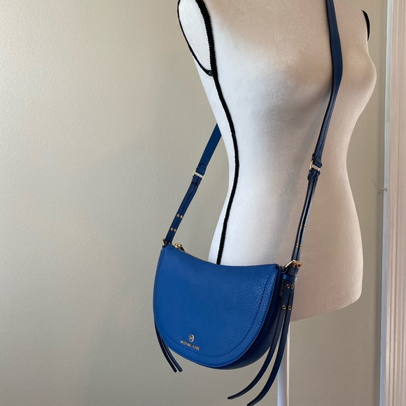 Michael Kors Handbags - Michael Kors messenger crossbody